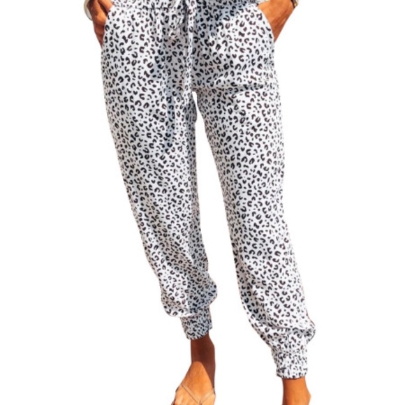 Pants - HP💝Cozy leopard print drawstring joggers
